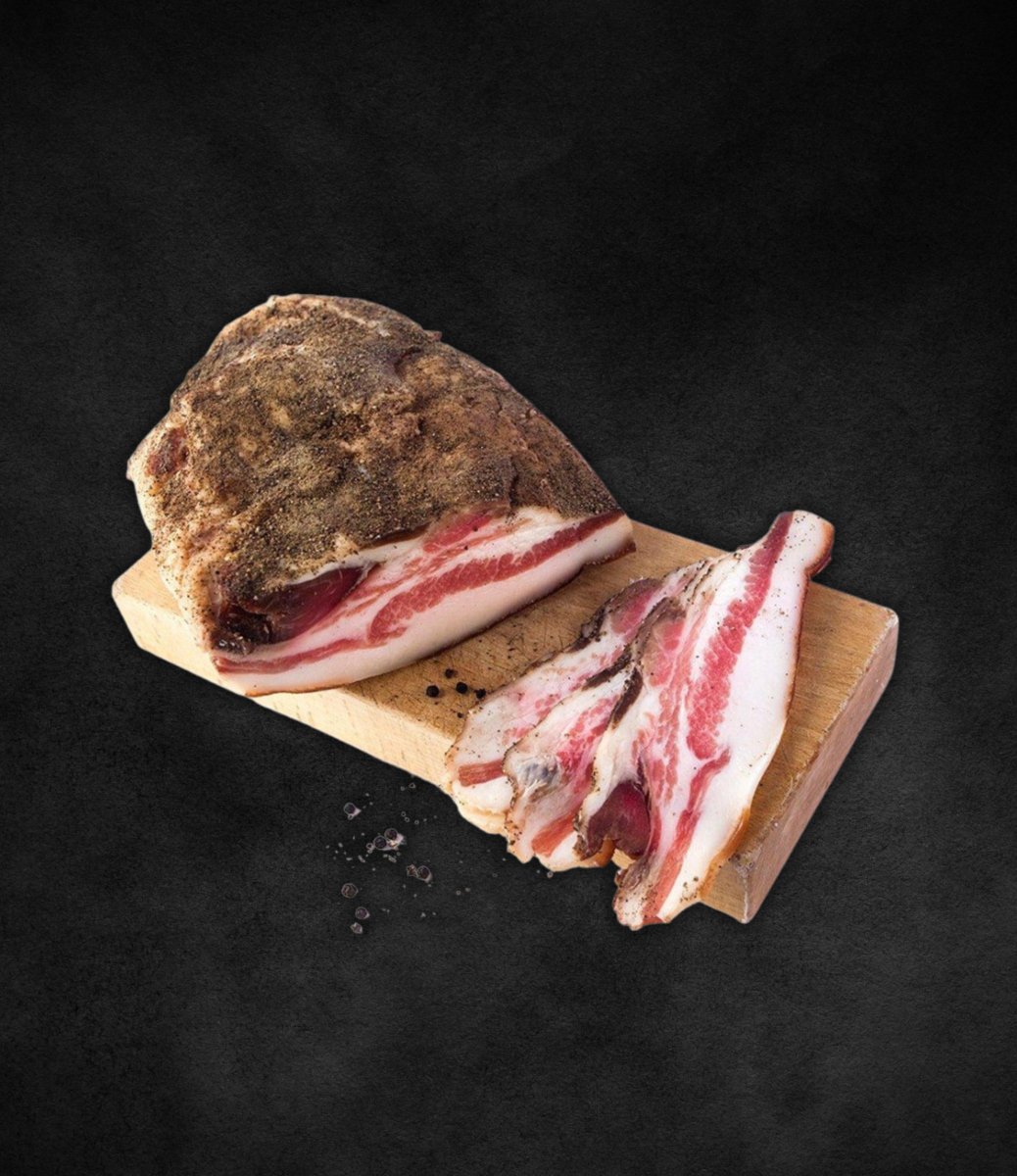 Guanciale di Suino di Corte Preziosa su un tagliere, con venature di carne e strati di grasso caratteristici.