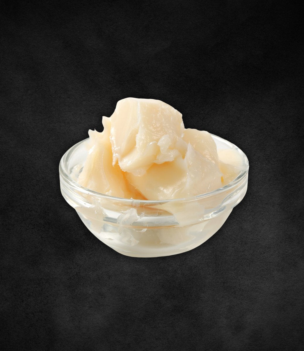 Strutto di suino in una ciotola di vetro, dal colore chiaro e dalla consistenza cremosa, prodotto da Corte Preziosa.